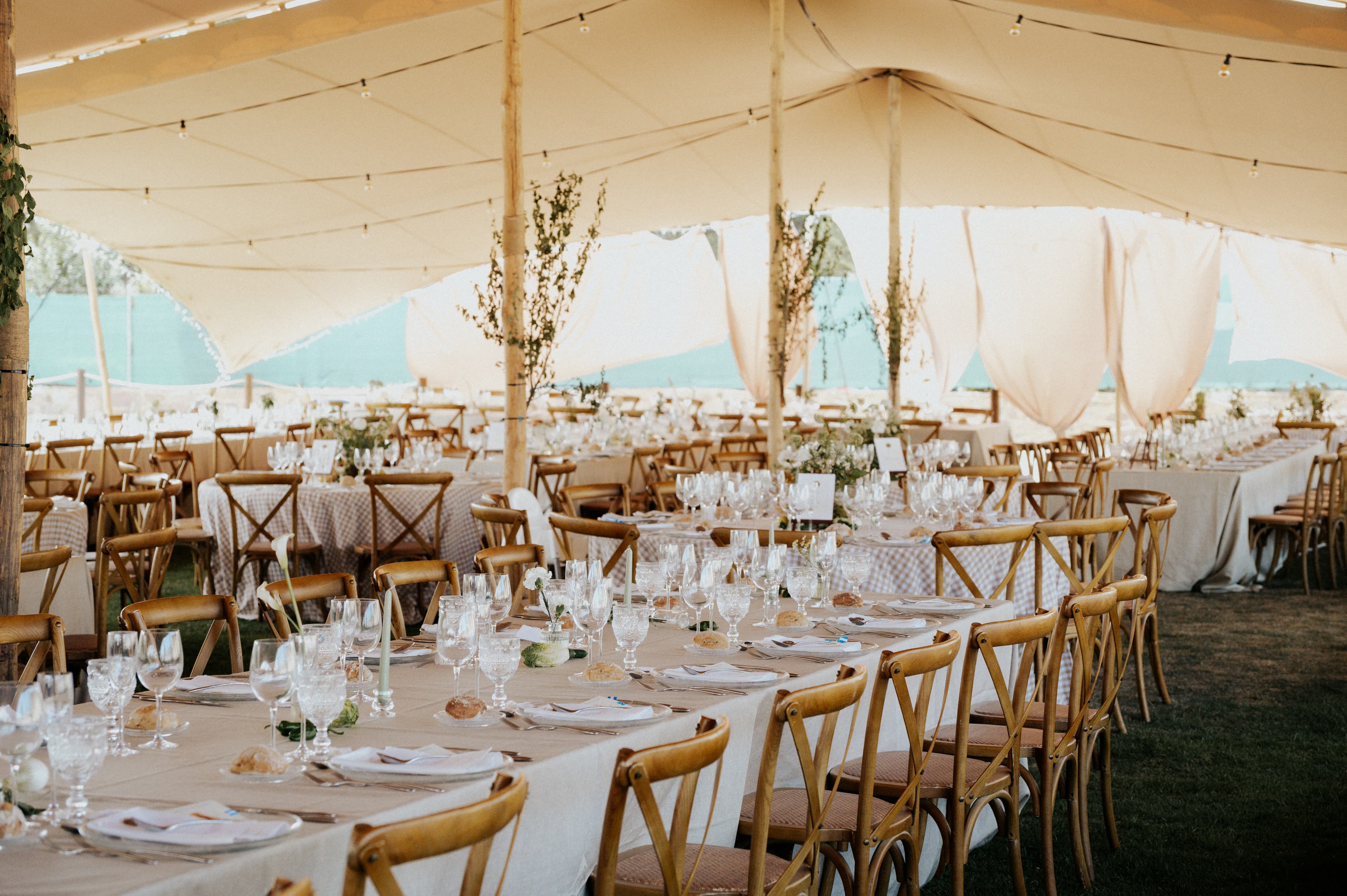 Mesa elegante preparada para banquetes